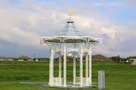 El Southsea Bandstand en un día soleado con cielo parcialmente nublado