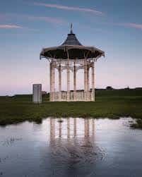 Southsea Bandstand reflejado en agua congelada al atardecer