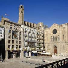 Plaza Sant Joan con la Torre del Reloj y edificios históricos