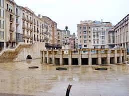 Plaza Sant Joan en un día lluvioso con fuentes y escalinatas