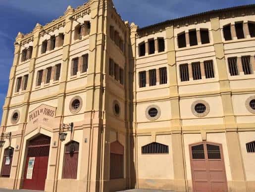 Vista exterior de la Plaza de Toros de Murcia con su fachada clásica y detalles arquitectónicos