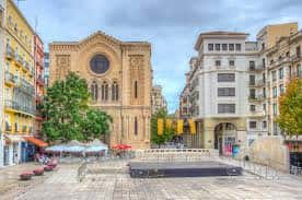 Plaza Sant Joan con escenario montado y decoración festiva