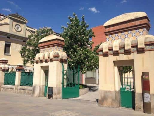 Vista exterior de la entrada principal del Teatre Municipal de l'Escorxador con sus característicos arcos y detalles arquitectónicos