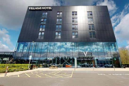 Vista exterior del Village Hotel Portsmouth con fachada moderna y cristalera