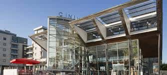 Vista exterior diurna del Harbour Lights Picturehouse con fachada de cristal y estructura moderna