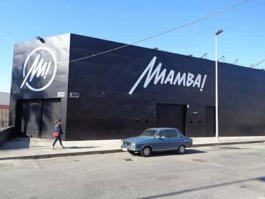 Fachada exterior de la Sala Mamba en Murcia con su distintivo logo