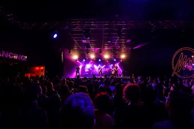 Concierto en vivo en el interior de la Sala Mamba