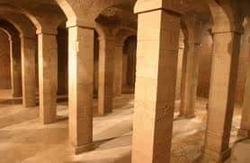 Interior con bóvedas de piedra y columnas, espacio histórico del antiguo depósito de agua