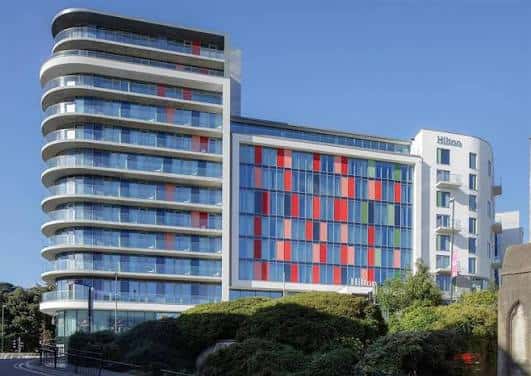 Vista exterior del Hilton Bournemouth con fachada moderna y balcones curvos
