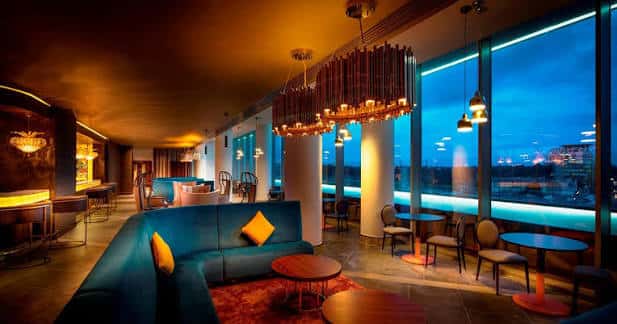 Interior del lounge del Hilton Bournemouth con iluminación cálida y vistas al mar