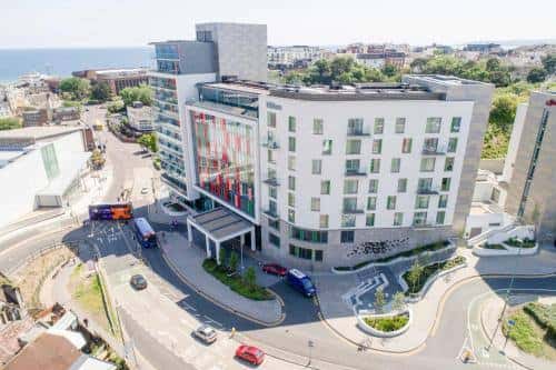 Vista aérea del Hilton Bournemouth mostrando su ubicación junto al mar y la ciudad