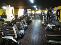 Interior del gimnasio del club con equipamiento deportivo