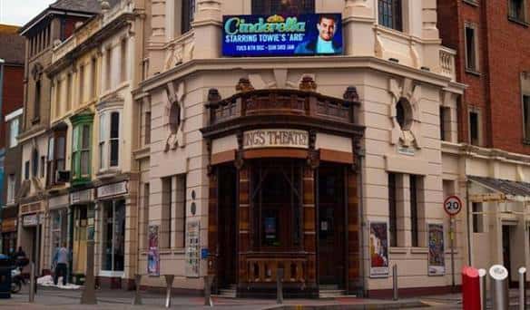 Fachada exterior del Kings Theatre en Portsmouth con cartel de 'Cinderella'