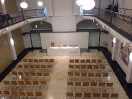 Vista general del interior de la Sala Alfred Perenya con butacas dispuestas para un evento