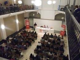 Sala Alfred Perenya durante una reunión con público y panel de ponentes