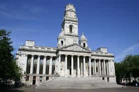 Fachada principal del Portsmouth Guildhall con columnas y torre bajo cielo azul