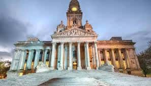 Vista nocturna del Portsmouth Guildhall iluminado con escalinata y detalles arquitectónicos