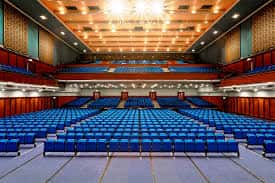 Interior del auditorio del Portsmouth Guildhall con butacas azules y escenario