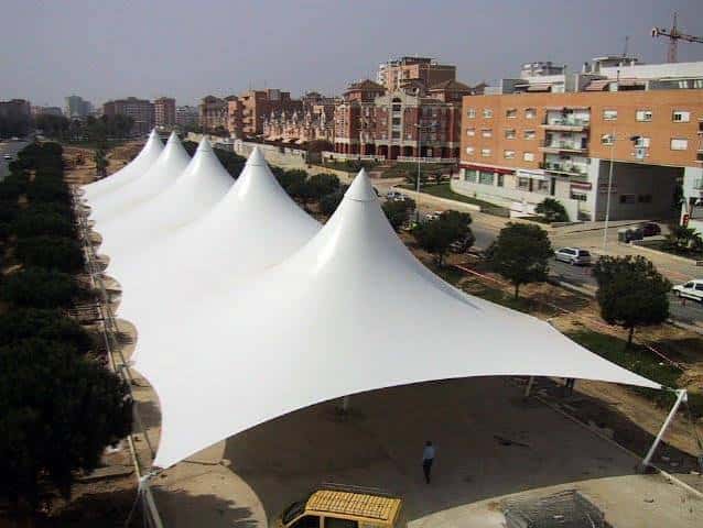 Vista aérea de carpas blancas en la Avenida de Andalucía, Huelva