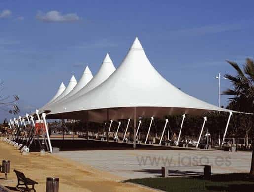 Carpas de evento en la Avenida de Andalucía con cielo despejado