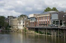 Vista exterior del City Screen Picturehouse en York desde el río Ouse
