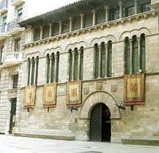 Vista frontal del Palacio de la Paeria con banderines decorativos y entrada principal