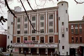 Fachada exterior del Mayflower Theatre en Southampton, mostrando su arquitectura clásica y letrero de taquilla