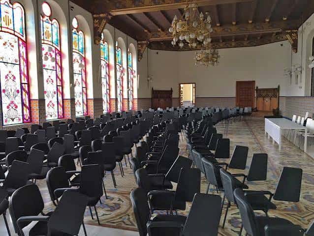 Sala principal del Palacio de la Exposición preparada para un evento con sillas y mesas