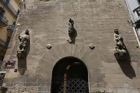 Vista exterior de la fachada principal de la Capella de Sant Jaume con sus estatuas y arco de entrada