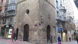 Vista general de la capilla desde la calle, mostrando su ubicación urbana y entorno