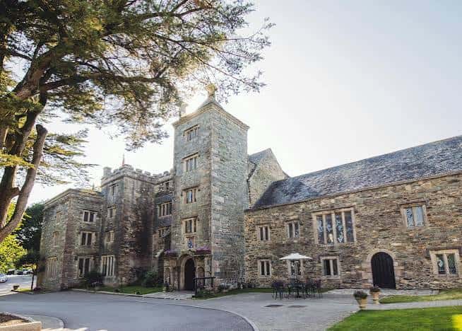Vista exterior del Boringdon Hall Hotel and Spa con su arquitectura de piedra y jardines