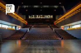 Interior del auditorio de La Rambleta con escalinata central y asientos dispuestos en anfiteatro