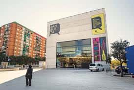 Vista exterior del Centro Cultural La Rambleta con su fachada moderna y cartel de exposición