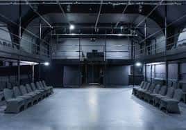 Sala de eventos con disposición de butacas en configuración teatral