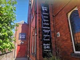 Fachada exterior del Theatre@41 con letrero vertical en calle de York
