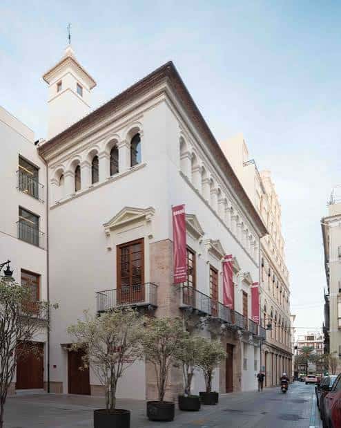 Fachada exterior del Centro de Arte Hortensia Herrero durante el día