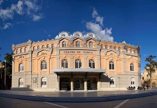 Fachada principal del Teatro Romea en Murcia bajo un cielo azul