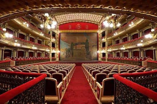 Interior del auditorio con butacas rojas y balcones dorados