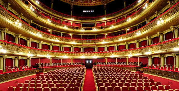 Vista panorámica del salón principal del teatro con decoración clásica