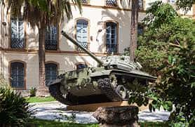 Tanque histórico en exhibición al aire frente al edificio del museo
