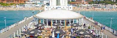 Vista panorámica del Key West Bar and Grill en el muelle de Bournemouth con terraza al aire libre frente al mar