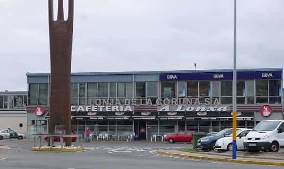 Vista exterior de la Lonxa da Coruña con su fachada moderna y escultura característica