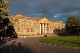 Vista exterior del Museo del Castillo de York al atardecer