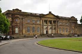Fachada principal del Museo del Castillo de York durante el día