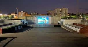 Escenario del auditorio con pantalla de cine al aire libre