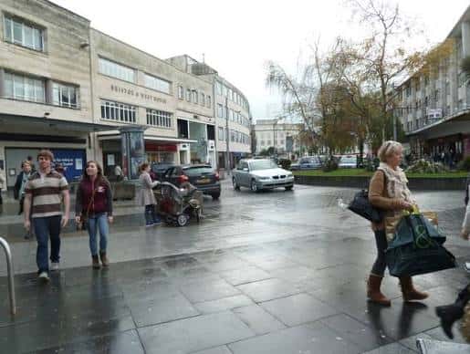 Calle peatonal de Old Town Street con edificios comerciales y personas caminando