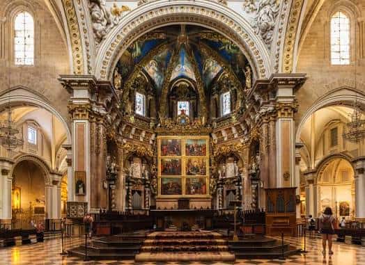 Interior del altar mayor de la Catedral de Valencia con retablo dorado y bóveda pintada