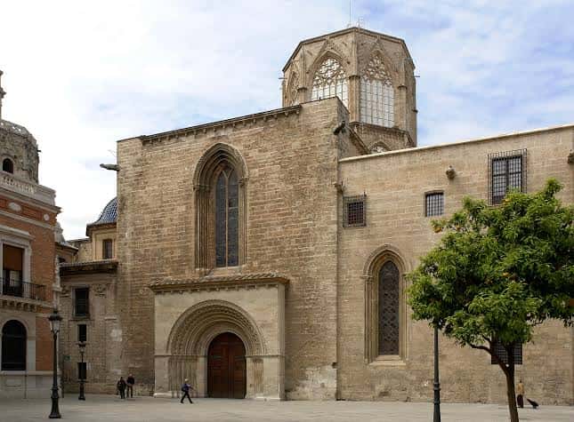Fachada lateral de la Catedral de Valencia con ventana gótica y campanario