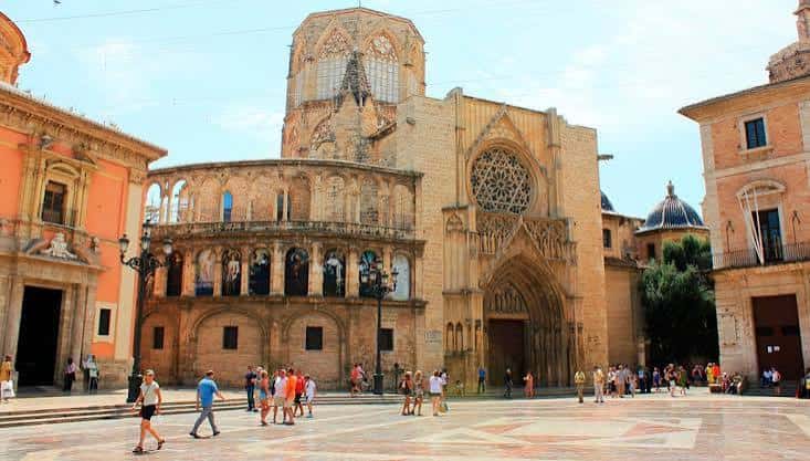 Vista frontal de la Catedral de Valencia con el Miguelete y plaza concurrida