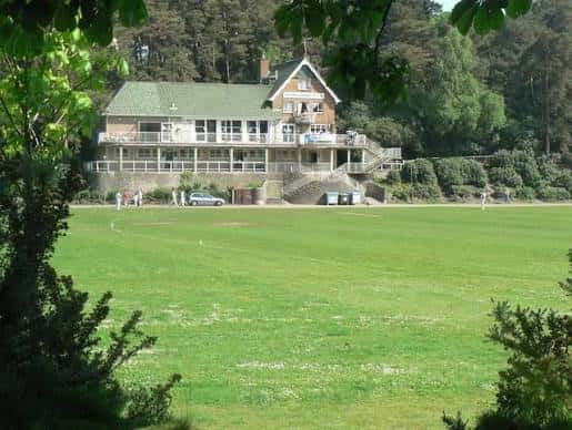 Edificio del pabellón de Meyrick Park con vista al campo de césped y personas al fondo